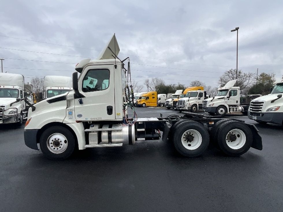 Day Cab Tractor-Heavy Duty Tractors-Freightliner-2019-T12664ST-Atlanta (Forest Park)-GA-187,625\n\t\tmiles-$ 55,000 - Image 4