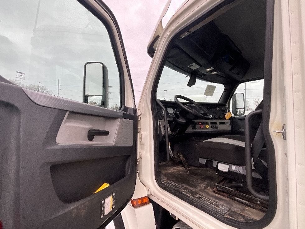 Day Cab Tractor-Heavy Duty Tractors-Freightliner-2019-T12664ST-Atlanta (Forest Park)-GA-187,625\n\t\tmiles-$ 55,000 - Image 9
