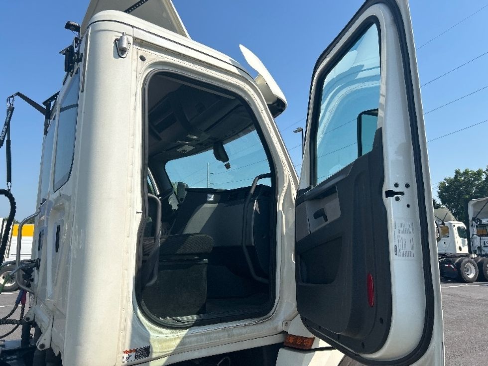 Day Cab Tractor-Heavy Duty Tractors-Freightliner-2019-T12664ST-Atlanta (Forest Park)-GA-344,291\n\t\tmiles-$ 51,250 - Image 12