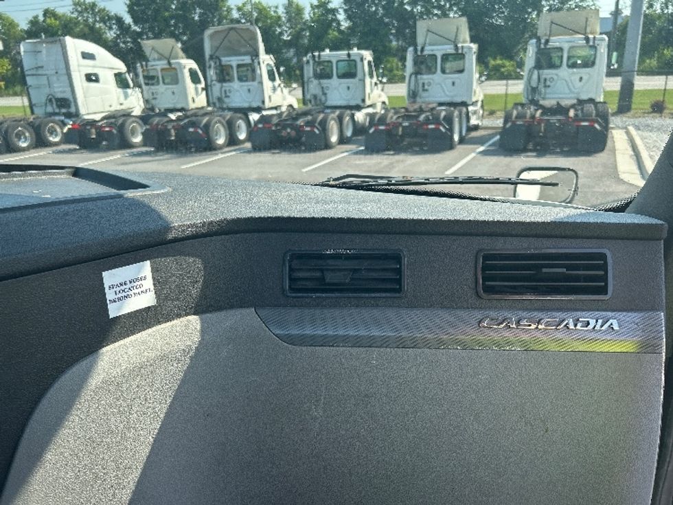 Day Cab Tractor-Heavy Duty Tractors-Freightliner-2019-T12664ST-Atlanta (Forest Park)-GA-344,291\n\t\tmiles-$ 51,250 - Image 13