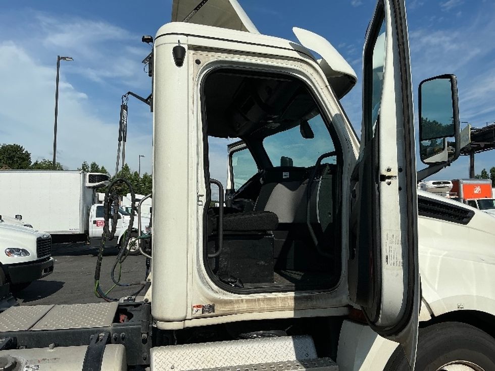Day Cab Tractor-Heavy Duty Tractors-Freightliner-2019-T12664ST-Atlanta (Forest Park)-GA-462,596\n\t\tmiles-$ 44,750 - Image 12