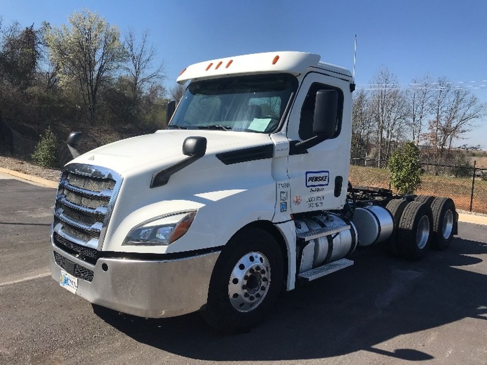 Day Cab Tractor-Heavy Duty Tractors-Freightliner-2019-T12664ST-Atlanta-GA-305,923\n\t\tmiles-$ 51,500 - Image 1