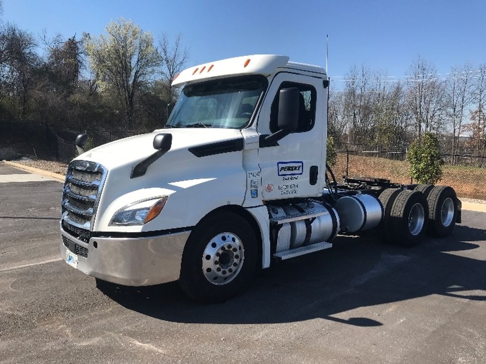 Day Cab Tractor-Heavy Duty Tractors-Freightliner-2019-T12664ST-Atlanta-GA-305,923\n\t\tmiles-$ 51,500 - Image 3