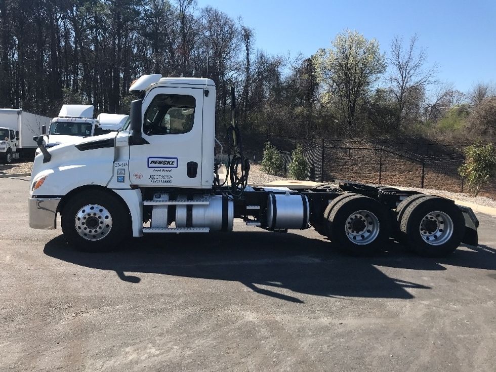 Day Cab Tractor-Heavy Duty Tractors-Freightliner-2019-T12664ST-Atlanta-GA-305,923\n\t\tmiles-$ 51,500 - Image 4
