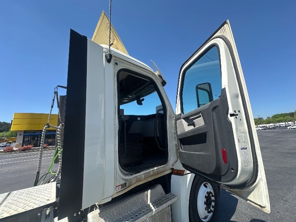 Day Cab Tractor-Heavy Duty Tractors-Freightliner-2019-T12664ST-Atlanta-GA-313,350\n\t\tmiles-$ 46,750 - Image 12
