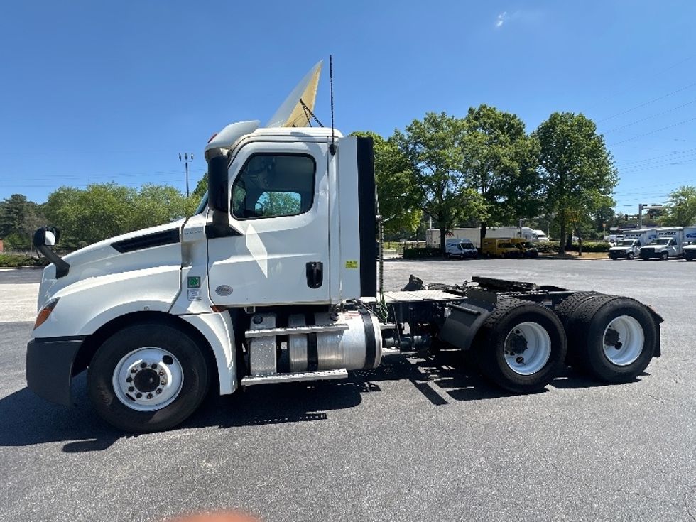 Day Cab Tractor-Heavy Duty Tractors-Freightliner-2019-T12664ST-Atlanta-GA-313,350\n\t\tmiles-$ 46,750 - Image 4