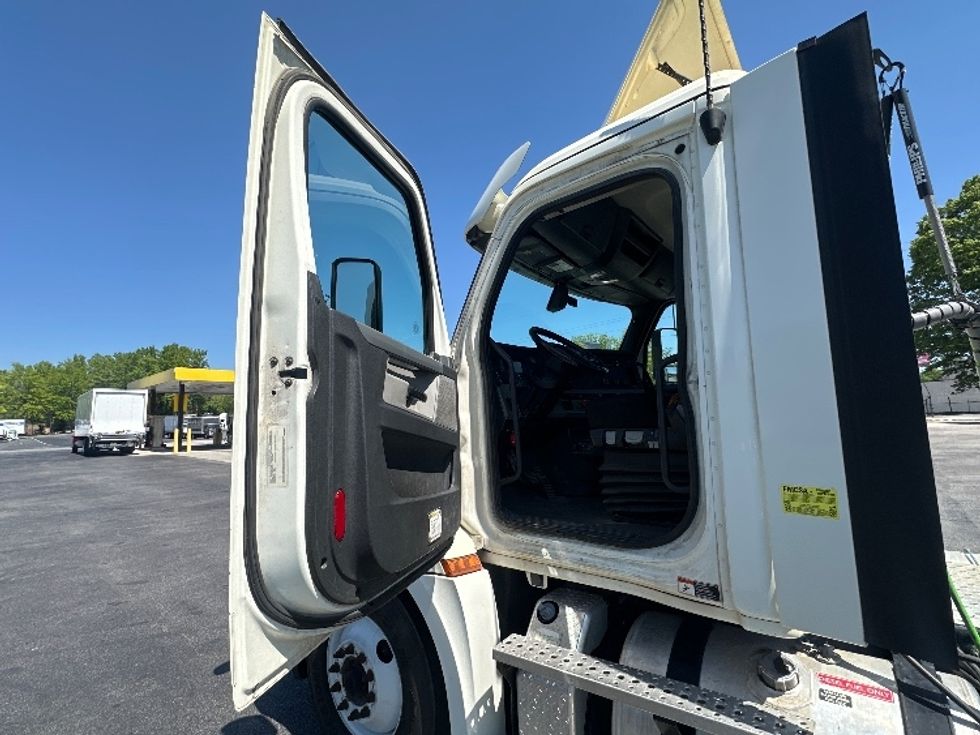 Day Cab Tractor-Heavy Duty Tractors-Freightliner-2019-T12664ST-Atlanta-GA-313,350\n\t\tmiles-$ 46,750 - Image 9