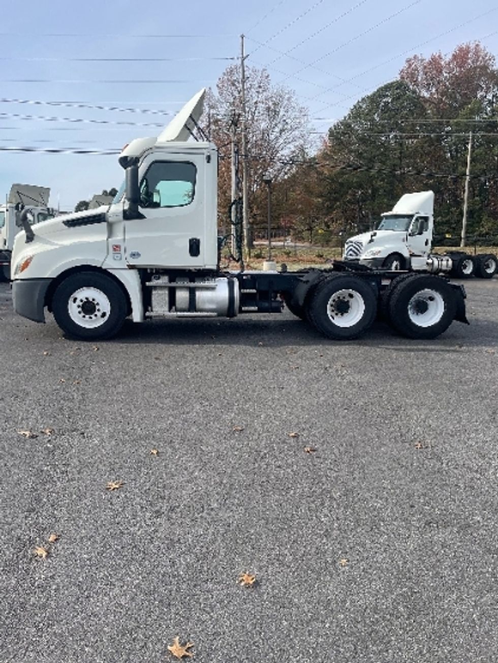 Day Cab Tractor-Heavy Duty Tractors-Freightliner-2019-T12664ST-Atlanta-GA-509,959\n\t\tmiles-$ 47,000 - Image 4