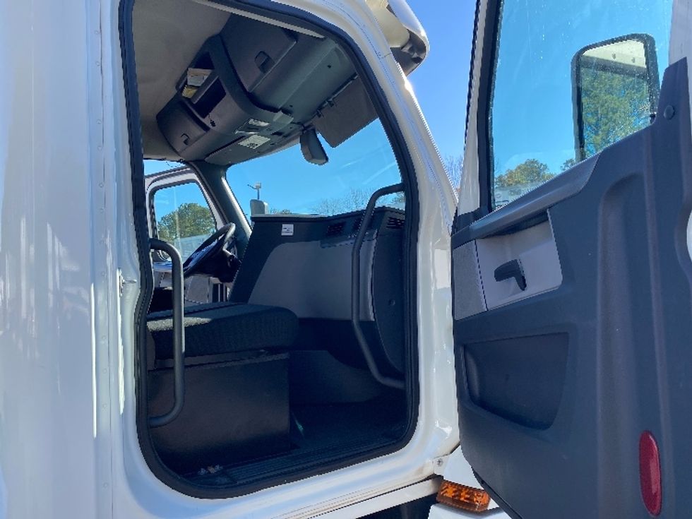 Day Cab Tractor-Heavy Duty Tractors-Freightliner-2019-T12664ST-Atlanta-GA-509,959\n\t\tmiles-$ 47,000 - Image 9