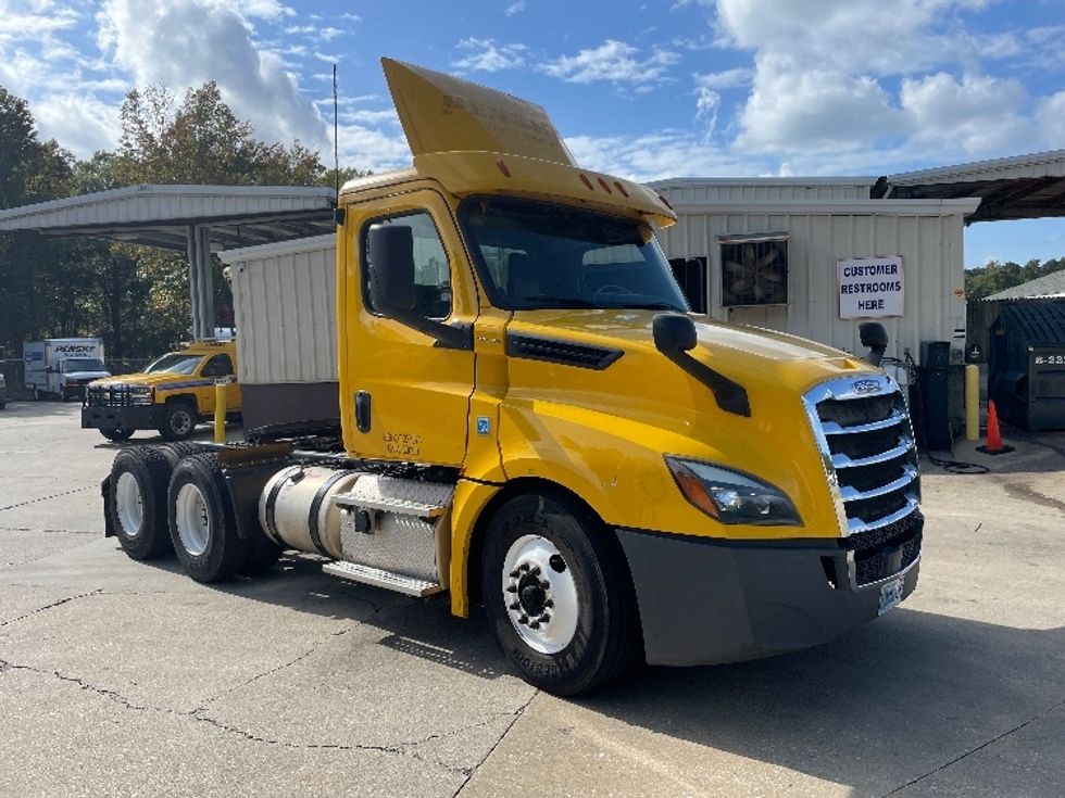 Day Cab Tractor-Heavy Duty Tractors-Freightliner-2019-T12664ST-Auburn-AL-511,703\n\t\tmiles-$ 42,250 - Image 1