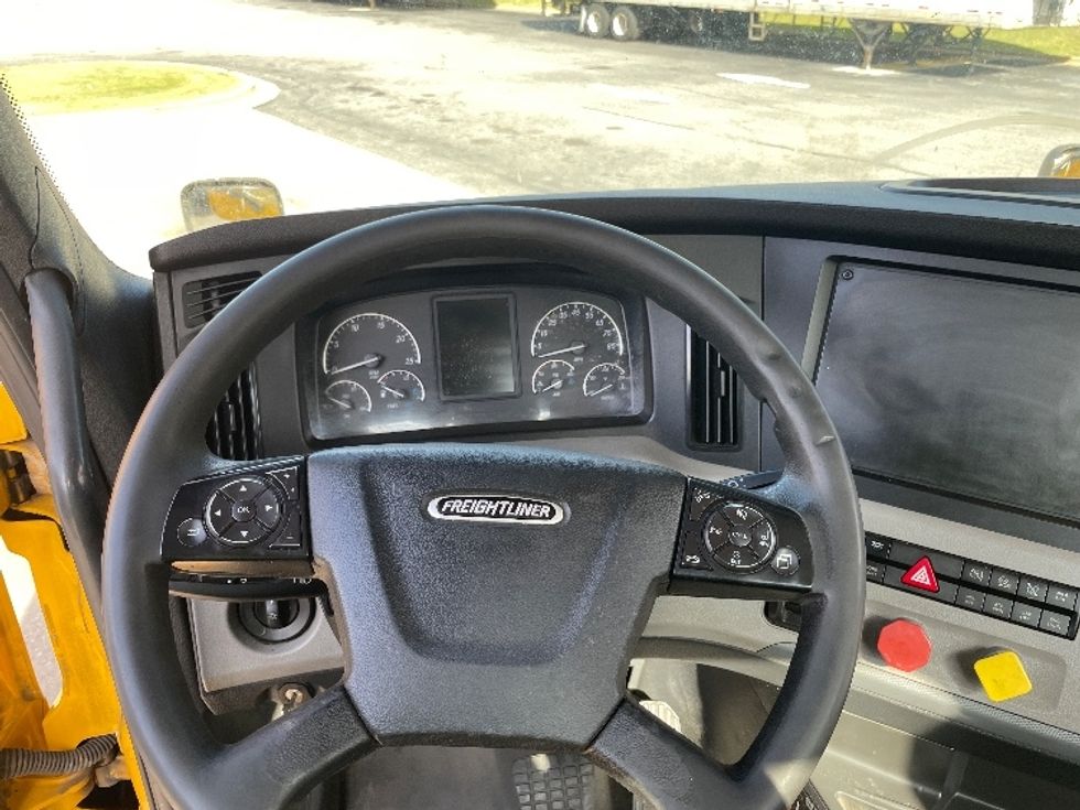 Day Cab Tractor-Heavy Duty Tractors-Freightliner-2019-T12664ST-Auburn-AL-511,703\n\t\tmiles-$ 42,250 - Image 11