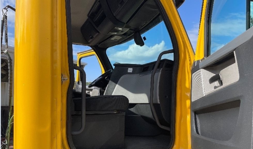 Day Cab Tractor-Heavy Duty Tractors-Freightliner-2019-T12664ST-Auburn-AL-511,703\n\t\tmiles-$ 42,250 - Image 12