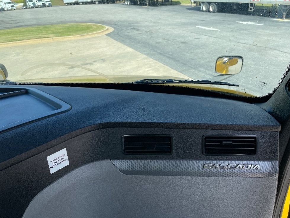 Day Cab Tractor-Heavy Duty Tractors-Freightliner-2019-T12664ST-Auburn-AL-511,703\n\t\tmiles-$ 42,250 - Image 13