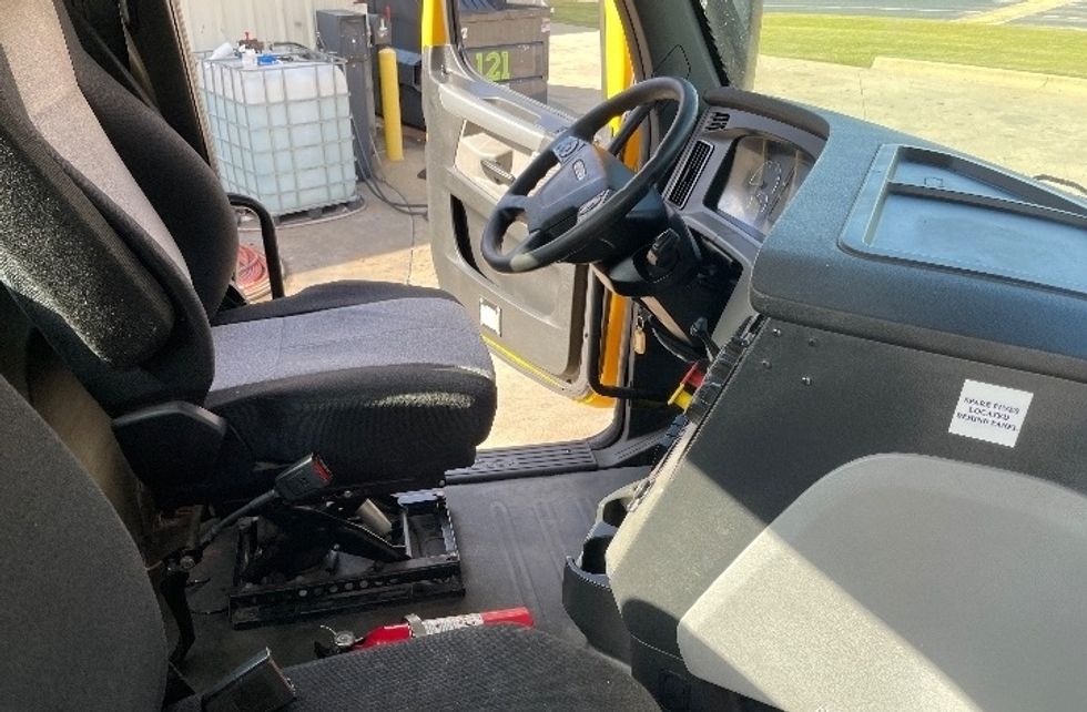 Day Cab Tractor-Heavy Duty Tractors-Freightliner-2019-T12664ST-Auburn-AL-511,703\n\t\tmiles-$ 42,250 - Image 14