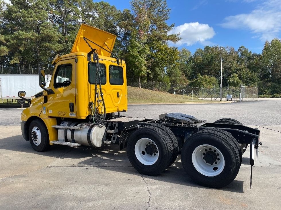 Day Cab Tractor-Heavy Duty Tractors-Freightliner-2019-T12664ST-Auburn-AL-511,703\n\t\tmiles-$ 42,250 - Image 5
