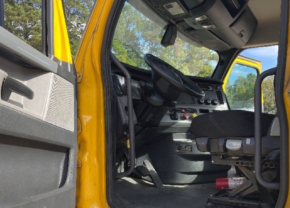 Day Cab Tractor-Heavy Duty Tractors-Freightliner-2019-T12664ST-Auburn-AL-511,703\n\t\tmiles-$ 42,250 - Image 9