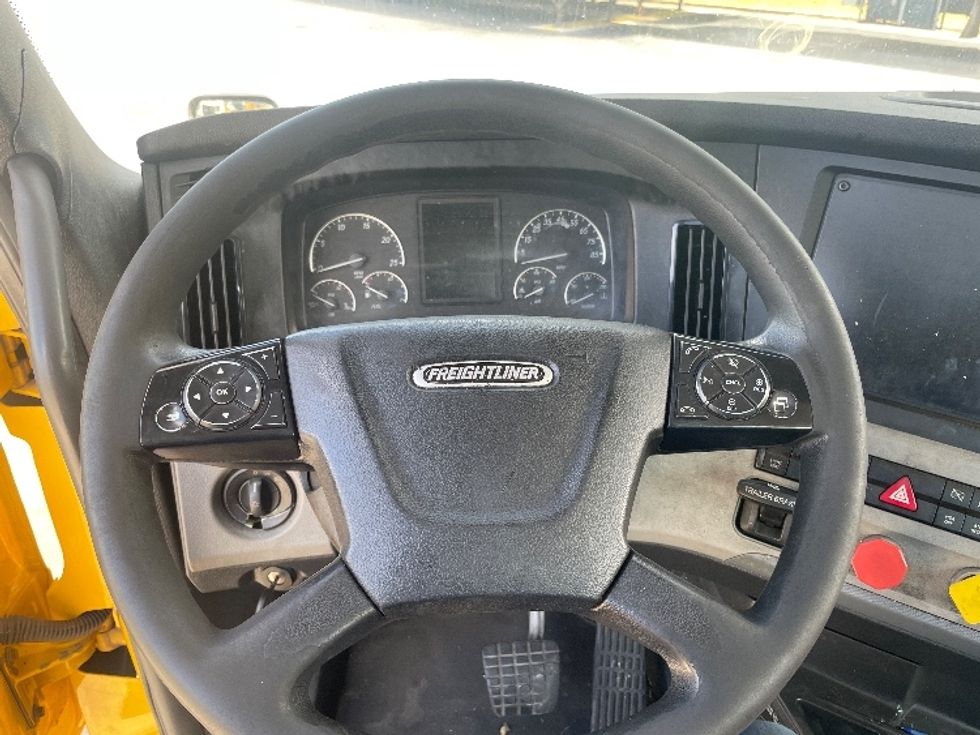 Day Cab Tractor-Heavy Duty Tractors-Freightliner-2019-T12664ST-Auburn-AL-542,587\n\t\tmiles-$ 39,000 - Image 11