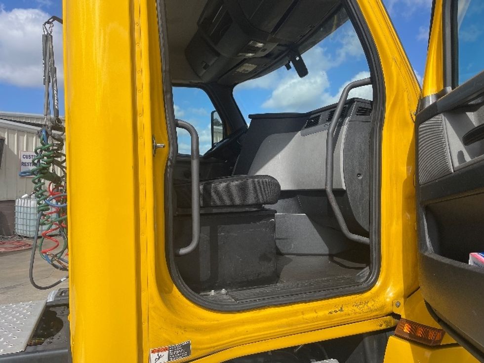 Day Cab Tractor-Heavy Duty Tractors-Freightliner-2019-T12664ST-Auburn-AL-542,587\n\t\tmiles-$ 39,000 - Image 12