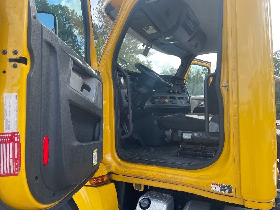 Day Cab Tractor-Heavy Duty Tractors-Freightliner-2019-T12664ST-Auburn-AL-542,587\n\t\tmiles-$ 39,000 - Image 9