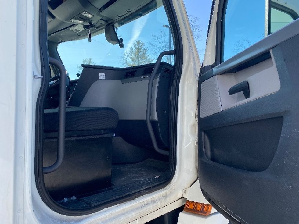 Day Cab Tractor-Heavy Duty Tractors-Freightliner-2019-T12664ST-Auburn-MA-274,833\n\t\tmiles-$ 48,000 - Image 12