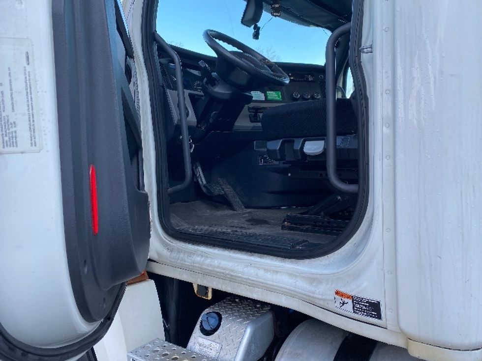 Day Cab Tractor-Heavy Duty Tractors-Freightliner-2019-T12664ST-Auburn-MA-274,833\n\t\tmiles-$ 48,000 - Image 9