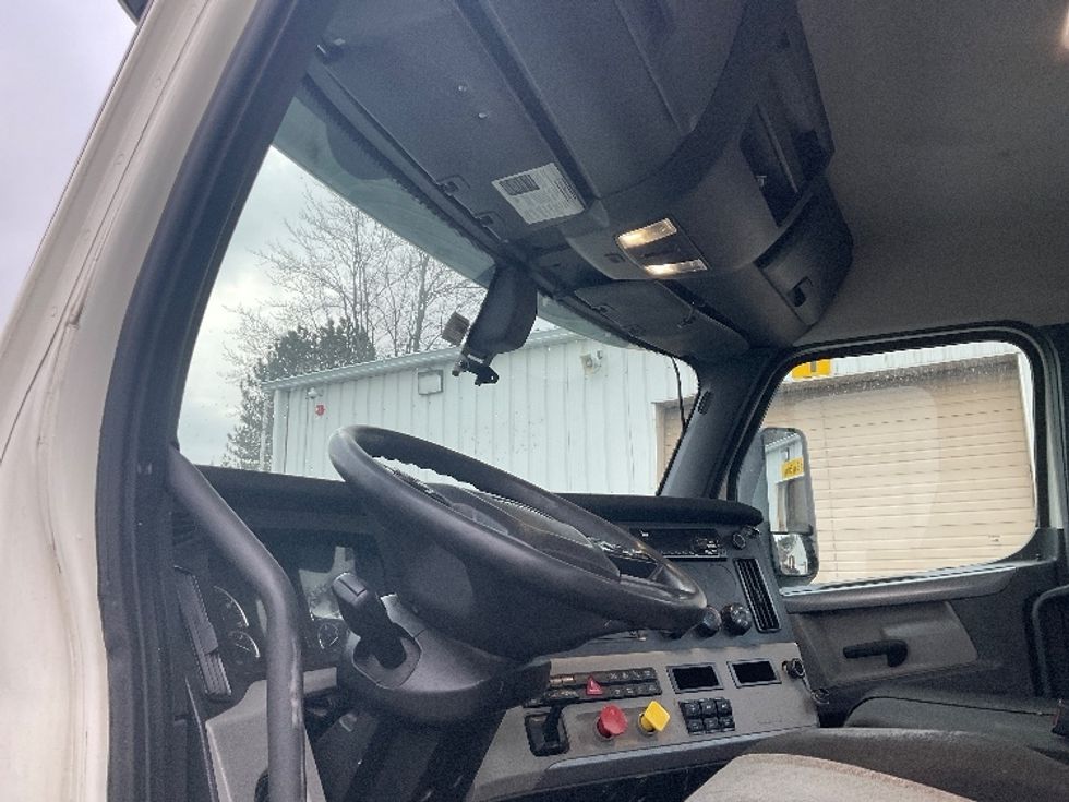 Day Cab Tractor-Heavy Duty Tractors-Freightliner-2019-T12664ST-Auburn-MA-277,823\n\t\tmiles-$ 58,500 - Image 10