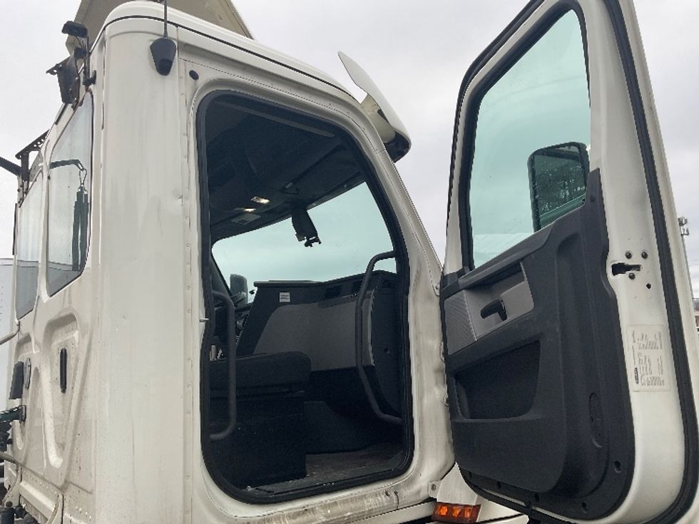 Day Cab Tractor-Heavy Duty Tractors-Freightliner-2019-T12664ST-Auburn-MA-277,823\n\t\tmiles-$ 58,500 - Image 12
