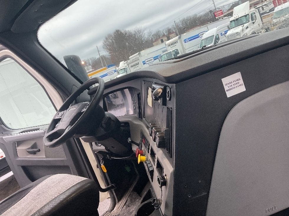 Day Cab Tractor-Heavy Duty Tractors-Freightliner-2019-T12664ST-Auburn-MA-277,823\n\t\tmiles-$ 58,500 - Image 14