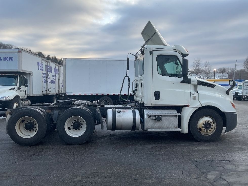 Day Cab Tractor-Heavy Duty Tractors-Freightliner-2019-T12664ST-Auburn-MA-277,823\n\t\tmiles-$ 58,500 - Image 8