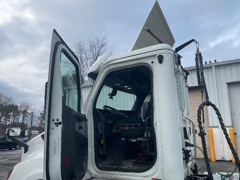 Day Cab Tractor-Heavy Duty Tractors-Freightliner-2019-T12664ST-Auburn-MA-277,823\n\t\tmiles-$ 58,500 - Image 9