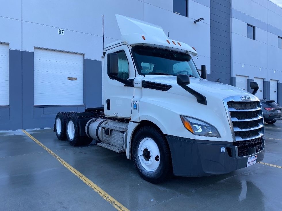 Day Cab Tractor-Heavy Duty Tractors-Freightliner-2019-T12664ST-Auburn-MA-288,622\n\t\tmiles-$ 46,750 - Image 1
