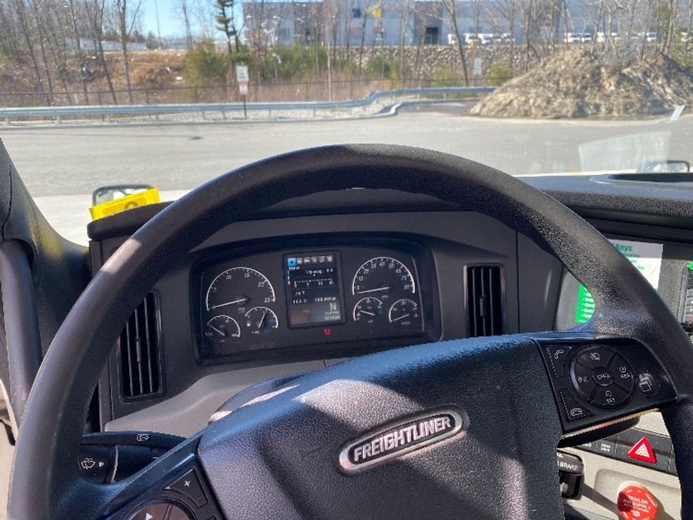 Day Cab Tractor-Heavy Duty Tractors-Freightliner-2019-T12664ST-Auburn-MA-288,622\n\t\tmiles-$ 46,750 - Image 11