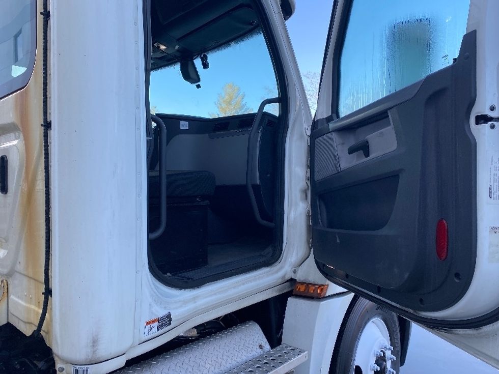 Day Cab Tractor-Heavy Duty Tractors-Freightliner-2019-T12664ST-Auburn-MA-288,622\n\t\tmiles-$ 46,750 - Image 12