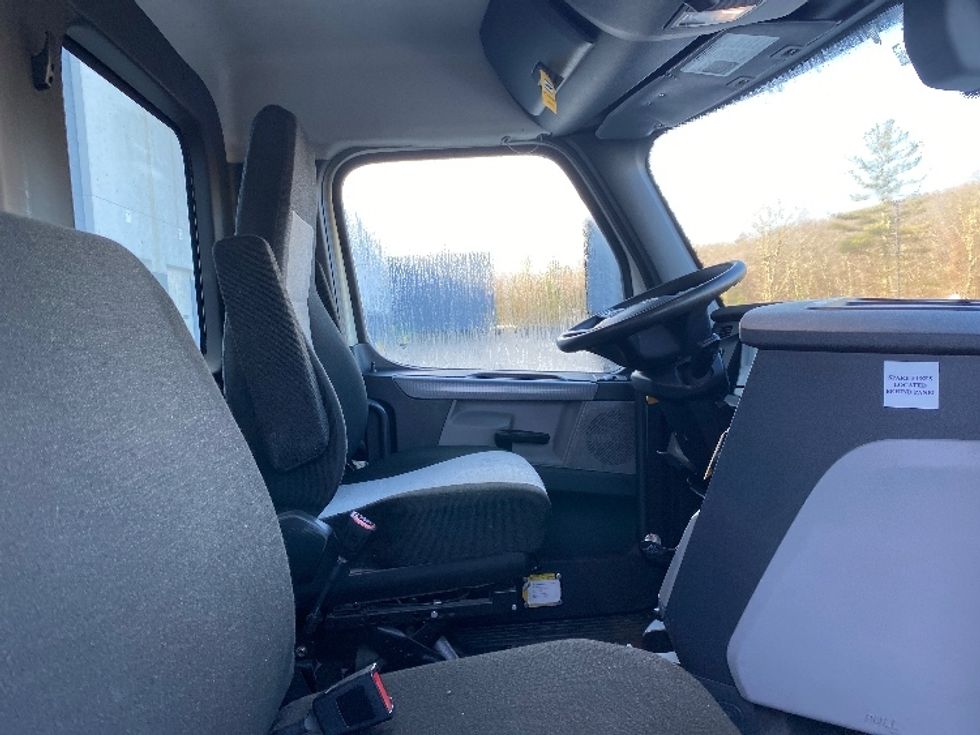 Day Cab Tractor-Heavy Duty Tractors-Freightliner-2019-T12664ST-Auburn-MA-288,622\n\t\tmiles-$ 46,750 - Image 14