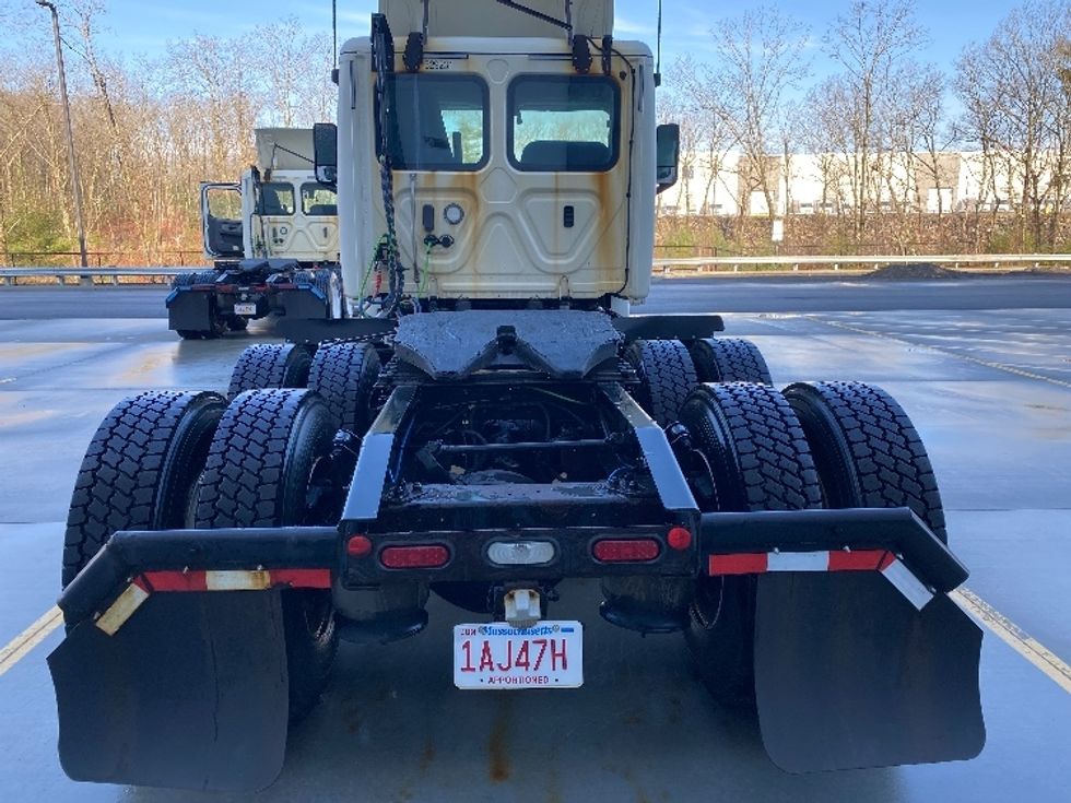 Day Cab Tractor-Heavy Duty Tractors-Freightliner-2019-T12664ST-Auburn-MA-288,622\n\t\tmiles-$ 46,750 - Image 6