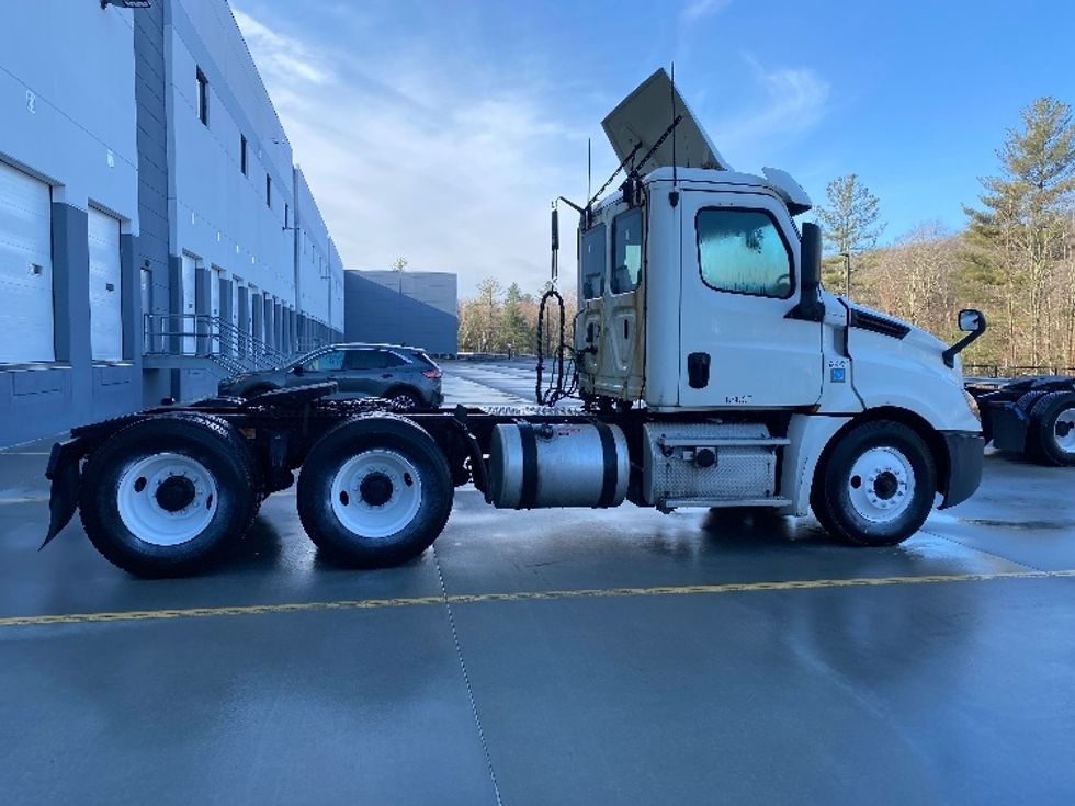 Day Cab Tractor-Heavy Duty Tractors-Freightliner-2019-T12664ST-Auburn-MA-288,622\n\t\tmiles-$ 46,750 - Image 8