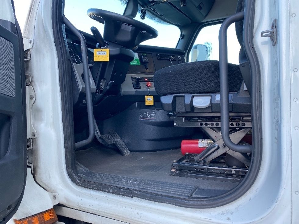 Day Cab Tractor-Heavy Duty Tractors-Freightliner-2019-T12664ST-Auburn-MA-288,622\n\t\tmiles-$ 46,750 - Image 9