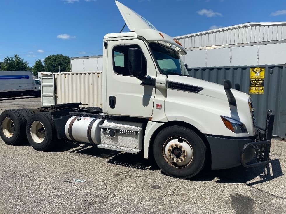 Day Cab Tractor-Heavy Duty Tractors-Freightliner-2019-T12664ST-Auburn-MA-335,677\n\t\tmiles-$ 53,750 - Image 1