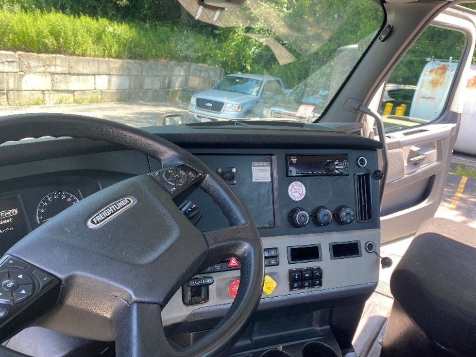 Day Cab Tractor-Heavy Duty Tractors-Freightliner-2019-T12664ST-Auburn-MA-335,677\n\t\tmiles-$ 53,750 - Image 10