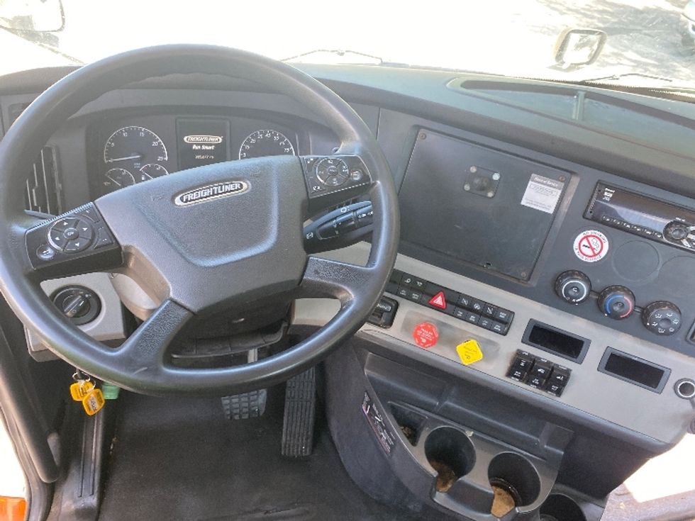 Day Cab Tractor-Heavy Duty Tractors-Freightliner-2019-T12664ST-Auburn-MA-335,677\n\t\tmiles-$ 53,750 - Image 11
