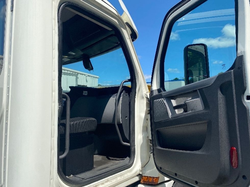 Day Cab Tractor-Heavy Duty Tractors-Freightliner-2019-T12664ST-Auburn-MA-335,677\n\t\tmiles-$ 53,750 - Image 12