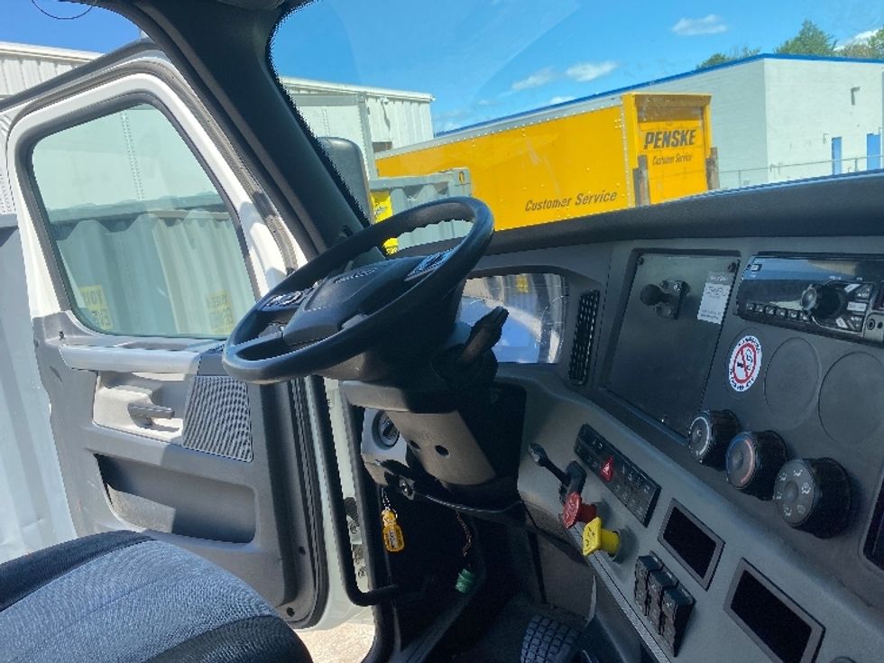 Day Cab Tractor-Heavy Duty Tractors-Freightliner-2019-T12664ST-Auburn-MA-335,677\n\t\tmiles-$ 53,750 - Image 14