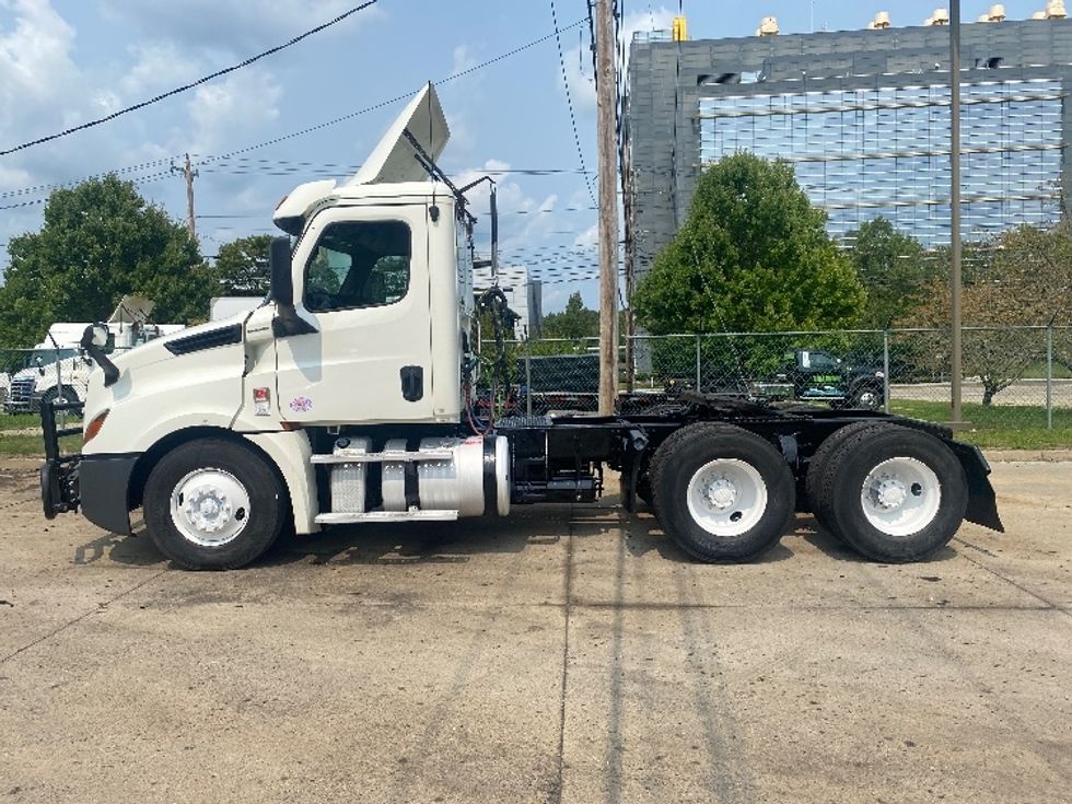 Day Cab Tractor-Heavy Duty Tractors-Freightliner-2019-T12664ST-Auburn-MA-335,677\n\t\tmiles-$ 53,750 - Image 4