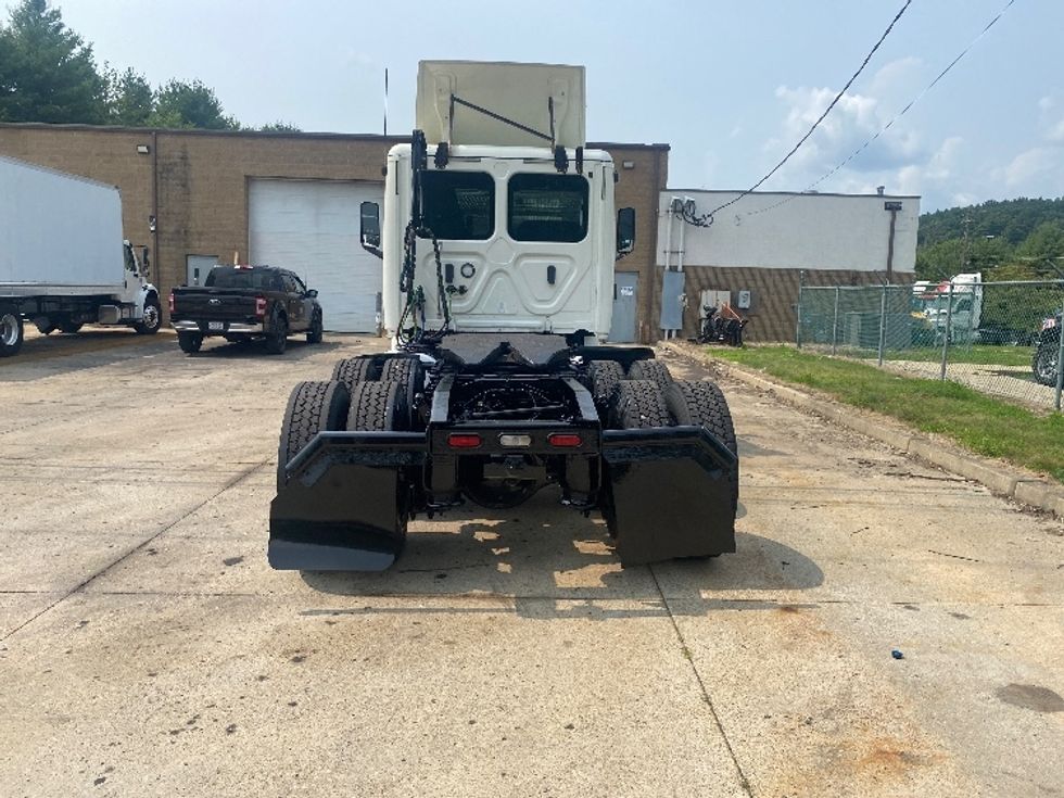 Day Cab Tractor-Heavy Duty Tractors-Freightliner-2019-T12664ST-Auburn-MA-335,677\n\t\tmiles-$ 53,750 - Image 6