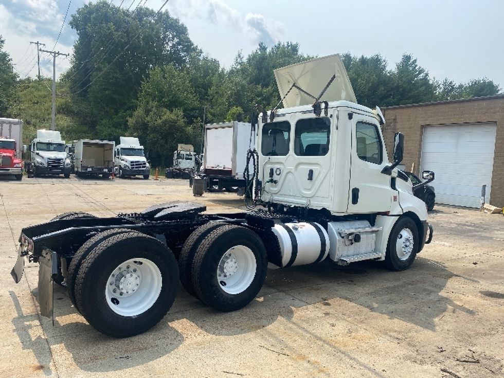 Day Cab Tractor-Heavy Duty Tractors-Freightliner-2019-T12664ST-Auburn-MA-335,677\n\t\tmiles-$ 53,750 - Image 7