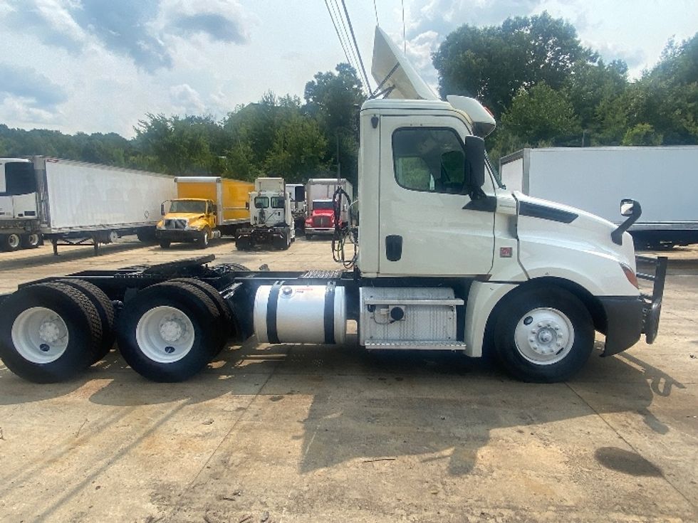 Day Cab Tractor-Heavy Duty Tractors-Freightliner-2019-T12664ST-Auburn-MA-335,677\n\t\tmiles-$ 53,750 - Image 8