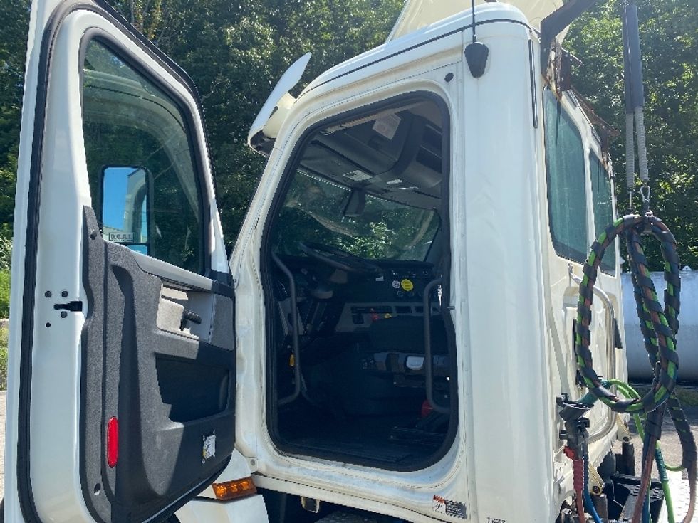 Day Cab Tractor-Heavy Duty Tractors-Freightliner-2019-T12664ST-Auburn-MA-335,677\n\t\tmiles-$ 53,750 - Image 9