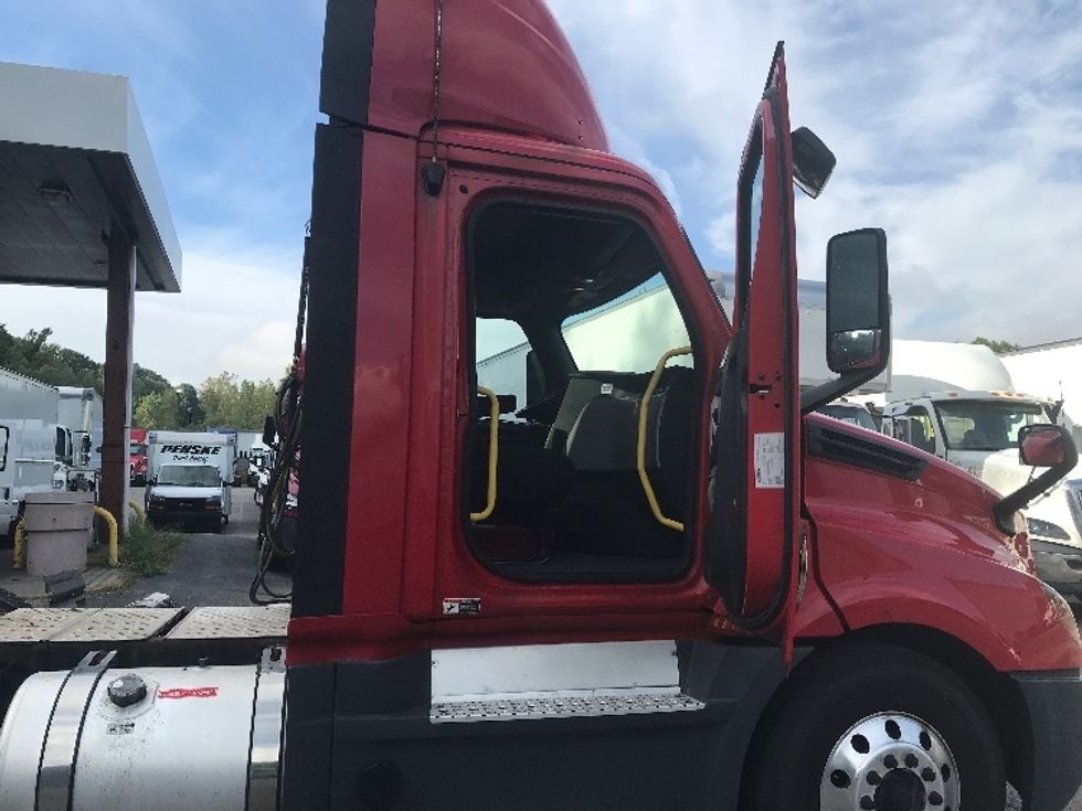 Day Cab Tractor-Heavy Duty Tractors-Freightliner-2019-T12664ST-Auburn-MA-429,006\n\t\tmiles-$ 38,250 - Image 12