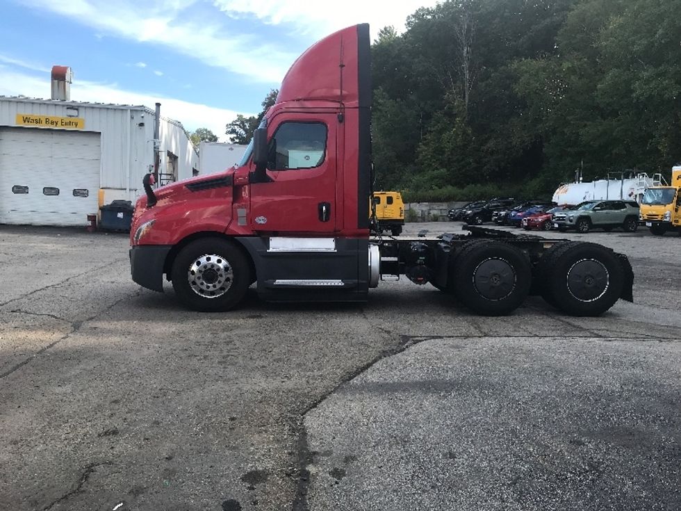 Day Cab Tractor-Heavy Duty Tractors-Freightliner-2019-T12664ST-Auburn-MA-429,006\n\t\tmiles-$ 38,250 - Image 4