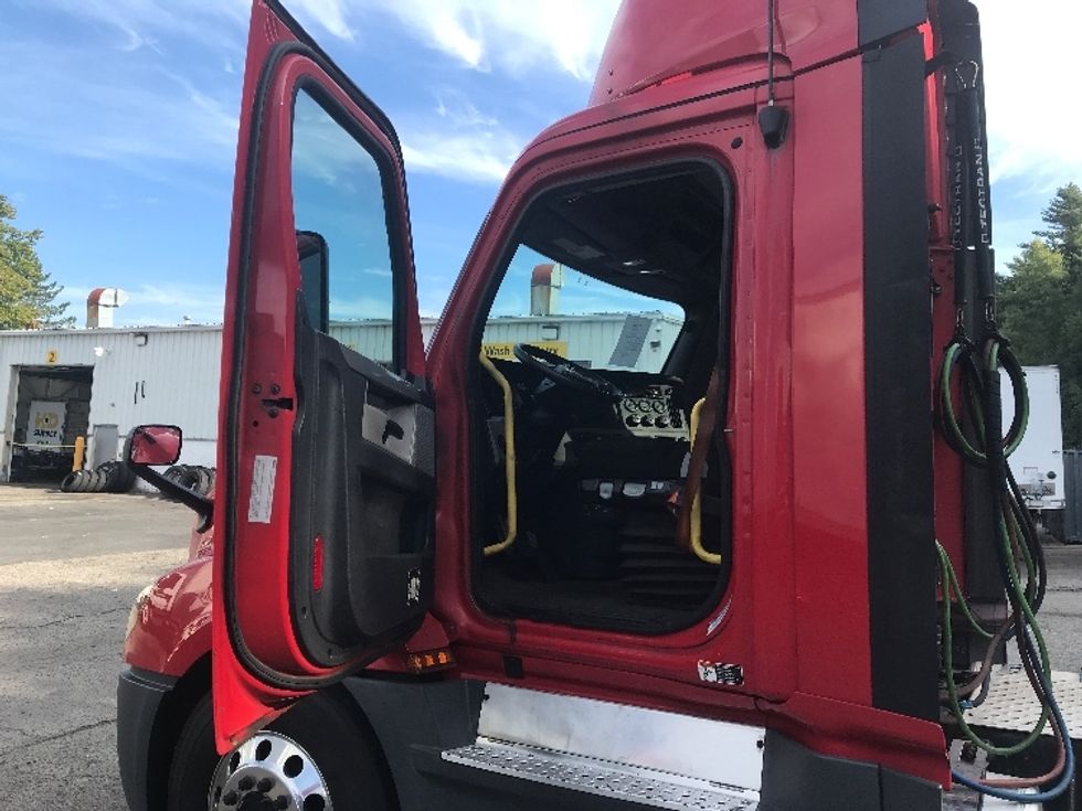 Day Cab Tractor-Heavy Duty Tractors-Freightliner-2019-T12664ST-Auburn-MA-429,006\n\t\tmiles-$ 38,250 - Image 9
